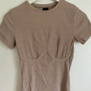 Topp - Jättefin beige topp med bygel under brösten, använd 1 gång. 100kr inklusive frakt🌸