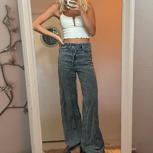 Gråa jeans - Sjukt snygga gråa jeans från &other stories! Knappt använda, Storlek 36! Exklusive frakt