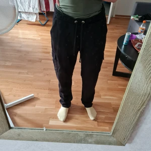 Cargo Pants  - Halloj! Säljer ett par Cargo Pants i Storlek M, inget fel på dom, använt dom bara 1 gång då dom är förstora på mig. Dom känns som Large, men dom är i Medium 😊