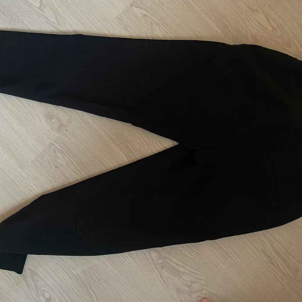 Svarta kostymbyxor från HM, ankellånga. Jeans & Byxor.