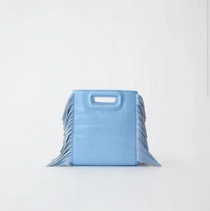 Maje väska  - Ljusblå maje väska i mocka. Alltså inte skinn som är på bilden men samma modell och färg som bilden. Köpt i Paris för 1 år sedan men använd 2 gånger. Nyskick 