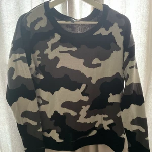 Sweatshirt  - Militärmönstrad tröja, grå/svart/vit. Från BIKBOK. Stlk M. 