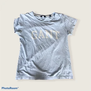 Blå gant tröja - Ljus blå gant tröja i fin och bra skick🤍använd några gånger men inte så ofta då den var för liten på mig säljs för 59kr + frakt som är 32kr (postar från polen) 💕Kolla mina andra inlägg också 💕