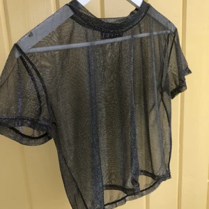 Cool festtopp - Cool meshtröja i silver/svart! Jättefin över en bralette eller ett linne🧚🏼‍♀️ frakt tillkommer!
