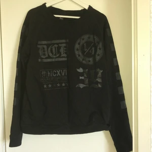 Helsvart herrtröja med svart tryck. 100% bomull. L - Oanvänd. Fick som present av sin syster som inte har samma klädsmak som sin bror :-)