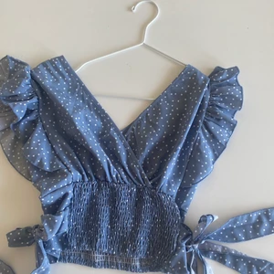 Blå blus  - En jättefin blå prickig blus som aldrig kom till användning köpt på SHEIN 