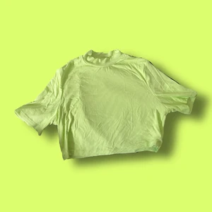 Croppad tshirt  - Croppad tshirt- lite högre i halsen, helt oanvänd då den är liten i storleken.