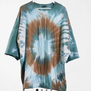 Batikmönstrad T-shirt - Flerfärgad, batikmönstrad t-shirt med halvlånga ärmar och oversize-passform. (Flytt pågår därav inga egna bilder)