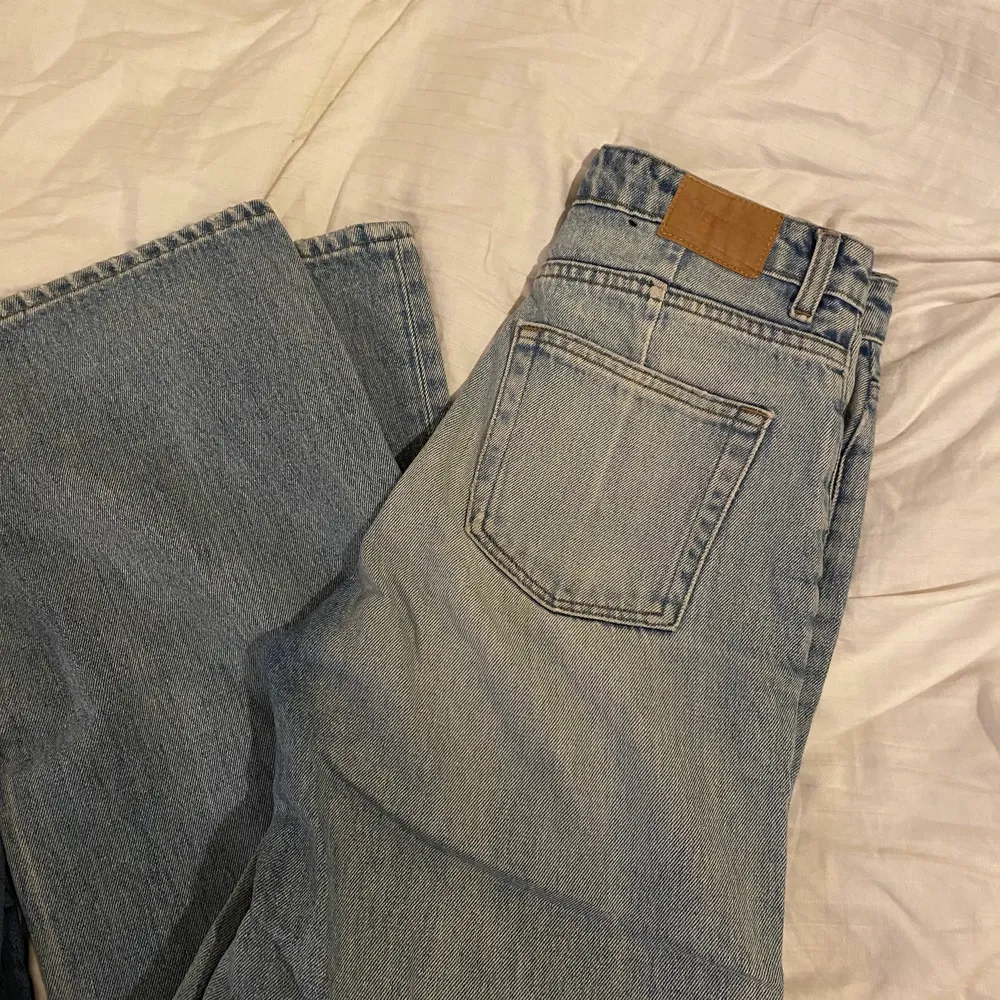 Säljer dessa weekday byxor då dem är för korta tyvärr as snygg färg och passar skit bra nu på sommaren när man blivit brun😝 Säljer dessa för 250 + frakt använda några gånger men är som nya . Jeans & Byxor.