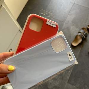 Superfina skal i blått och rött! Skickar även med ett skyddsglas för iPhone 12. Säljer pga av köpte fel modell 