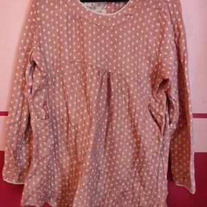 Klänning - Rosa klänning med vita prickar, står som XXL i asiatisk storlek, är som en M