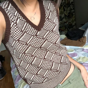 Stickad väst - Sååå fin stickad väst, knappt använd och i nyskick. Passar även xs och m. Köparen står för frakten🍒🤎