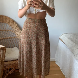 söt blommig kjol! - superfin kjol i blommigt mönster! 