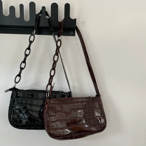 Väska - En brun och en svart väska! Kommer aldrig till användning och därför säljer jag dem. Köpare står för frakt! Fraktalternativ kan diskuteras! En väska för 50kr bägge för 90kr! 