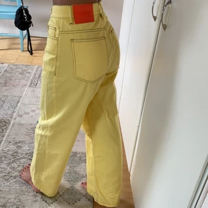 Wide leg jeans  - Färgglada sommarbyxor från BeWider i fin fint skick ändast använda en sommar! Nypris 900kr men säljes för endast 250kr!🤩Jag är 163cm lång och har för det mesta 24-25 i midjan. Byxorna är i storlek 25/30 och sitter helt perfekt👏🏻