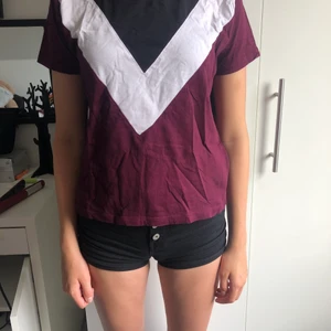 Multifärgad tshirt - Knappt använd, väldigt bra skick. Säljer då den inte används. Det är min lillasyster som har på sig den på bilden💕 Köparen står för frakt men kan samfrakta om man vill ha mer.