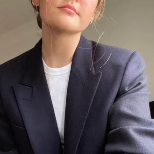 Marinblå kavaj - Säljer min älskade kavaj med dubbelknäppning pga utrensning för flytt :((( Den är köpt secondhand och sitter helt perfekt oversized på mig som har S i vanliga kläder 