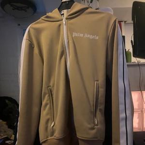 Palm Angels hoodie - Storlek S, passar även M. Skick: 7,5/10 pga liten fläck, kan visa i chatten vid intresse. Mycket stilren tröja annars.