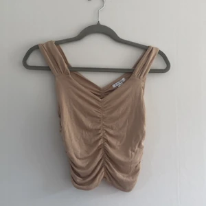 2 st linne  - Två linnen jag aldrig använt, stretchiga och sköna. Man kan välja om man vill ha banden som vanligt eller offshoulder. Det är storlek M men passar som både S och M 😊 hör av er för fler bilder ❤️ 