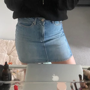 Kjol från Calvin Klein Jeans storlek w28 - Kjol från Calvin Klein säljes. Använd 2 ggr. I väldigt bra skick. Storlek w28. 250:- inklusive frakt. 