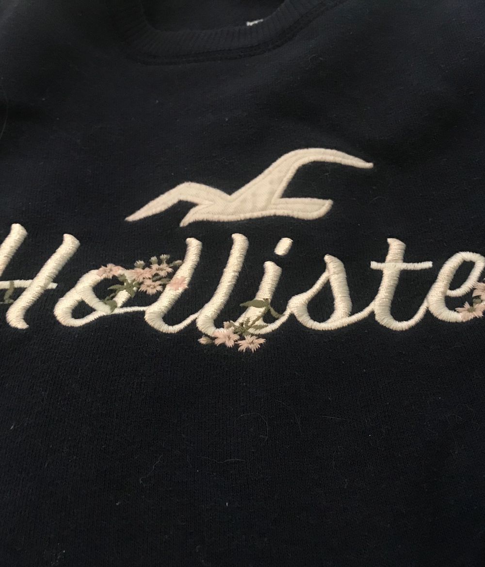 Nu säljer jag denna mörkblåa hollistertröjan i XS och den har helt normal passform! Den har inga fläckar.. Tröjor & Koftor.