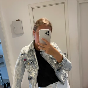 Nolita Jeansjacka  - En jeansjacka från märker nolita. Broderat mönster i ryggen. Passar en XS och en S beroende på hur du vill att den skall sitta. 
