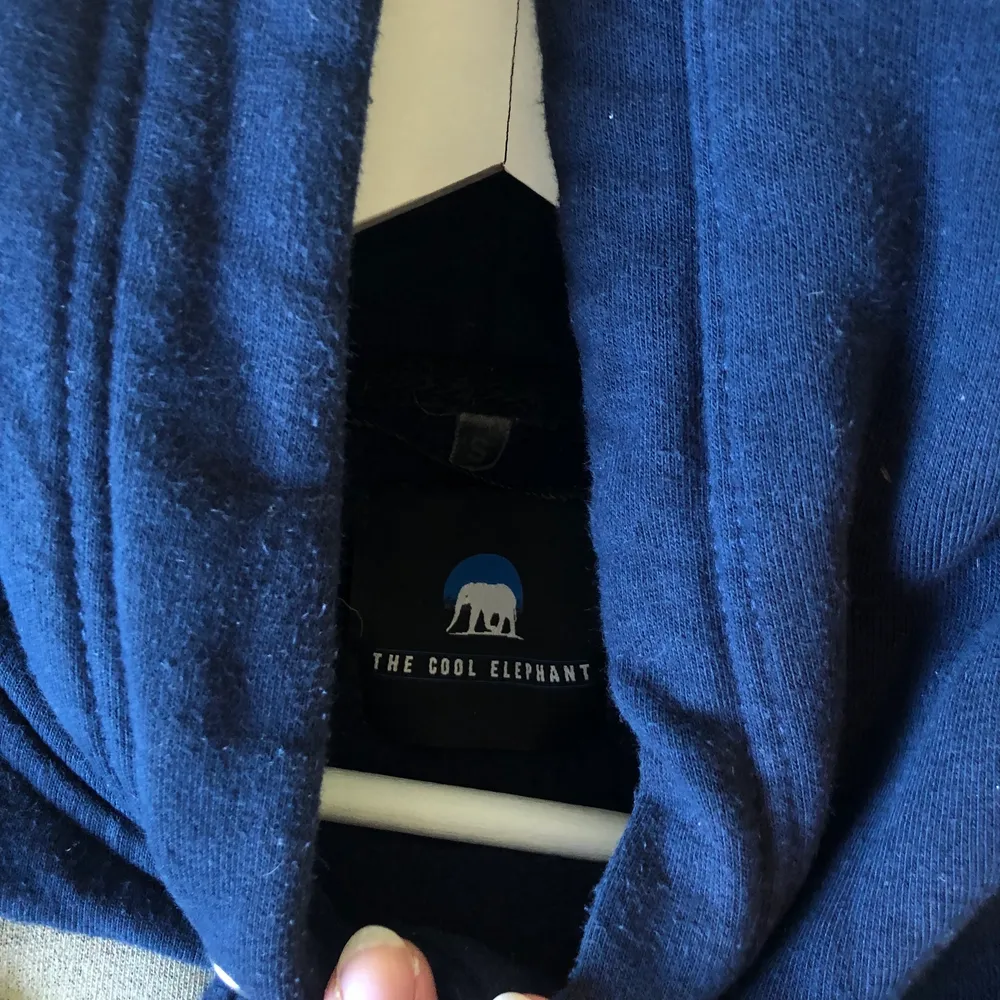 Supersnygg hoodie från the cool elephant❤️ Marinblå hoodie med ett coolt tryck, storlek S och den är inte oversized. Frakt ingår inte!. Hoodies.