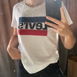 Levis t-shirt  - T-shirt med märket Levis, storlek S. Nästintill oanvänd. Köpare står för frakten. <3