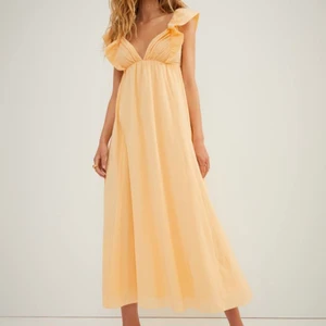 Drömklänningen i aprikos/gul färg - Köpt för någon månad sen men aldrig  använd då jag tycker den är lite för lång för min smak , alla lappar kvar. Slutsåld. Strl 32 vilket motsvarar xxs men passar även xs