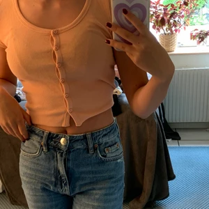 T-shirt  - En väldigt snygg, skön tröjan som passar till det mesta. Färgen är neutral men inte tråkig och går att matcha till nästan allt. Tröjan är inte det minsta sliten och har ett väldigt skönt material som är luftigt. Jag tycker väldigt mycket om passformen på tröjan, den är inte för tight och inte för lös😊😊