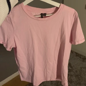 Rosa tröja - Nyskick! Använd en gång, från vero moda 🌸