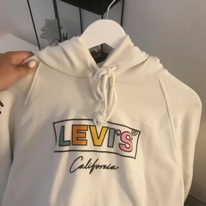 Levis Hoodie  - Vit Levis hoodie, jätte skön!! Storlek S, 200kr, kan mötas i Göteborg eller posta:)