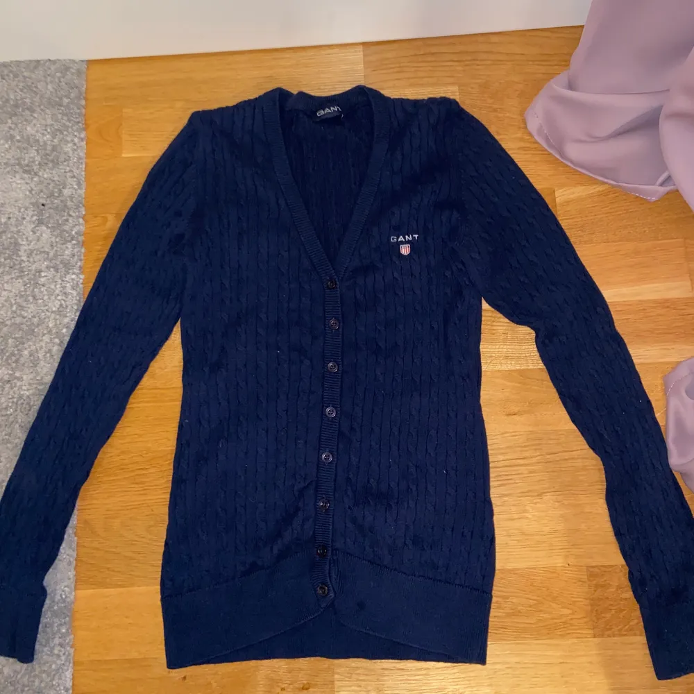 En stickad gant tröja i marinblå i storleken L men sitter ganska tajt så ser ut som S/M, bra skick ,. Stickat.
