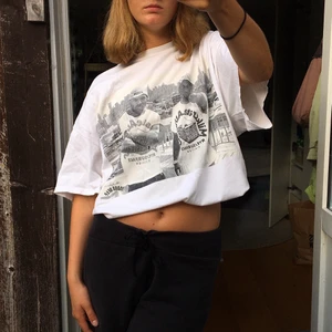 Vit t-shirt - Vit t-shirt med coolt tryck. Väldigt oversized på mig som är S💓