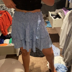 Blå kjol med resår  - Sjukt söt kjol köpt förra året på gekås, sitter jätte skönt, frakt tillkommer 