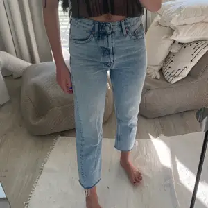 Säljer dessa ljus blåa snygga jeans från zara. Modellen är JEANS HI RISE STRAIGHT👌🏼❤️‍🔥