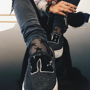 Glittriga skor - Ascoola glittriga ”YEAH” skor från Zara. Helt slutsålda. Storlek 39. Frakten bjuder jag på❤️ om många intresserade blir det budgivning!