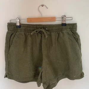 Gröna linneshorts - Jättesköna gröna linneshorts från H&M. De har ett resår i midjan som knyts framtill. Tyvärr är det en litet hål nere vid vänstra benet ( som dock knappt syns). 