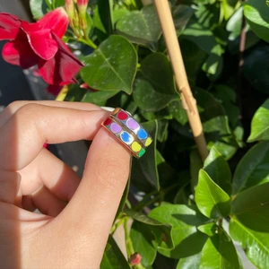 Färgglada ringar  - Justerbara rostfria ringar, finns hos tinsel.se! ☀️