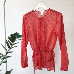 Orange blus - Blus med dragsko i midjan och fina detaljer, använd fåtal gånger💗