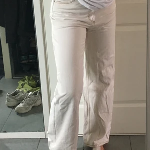 Monki jeans - Säljer nu mina Yoko jeans från monki då de inte sitter på mig som jag önskat. Dom är ljusbeigea med mörkare trådar på sömmarna. Vid frågor meddela:)