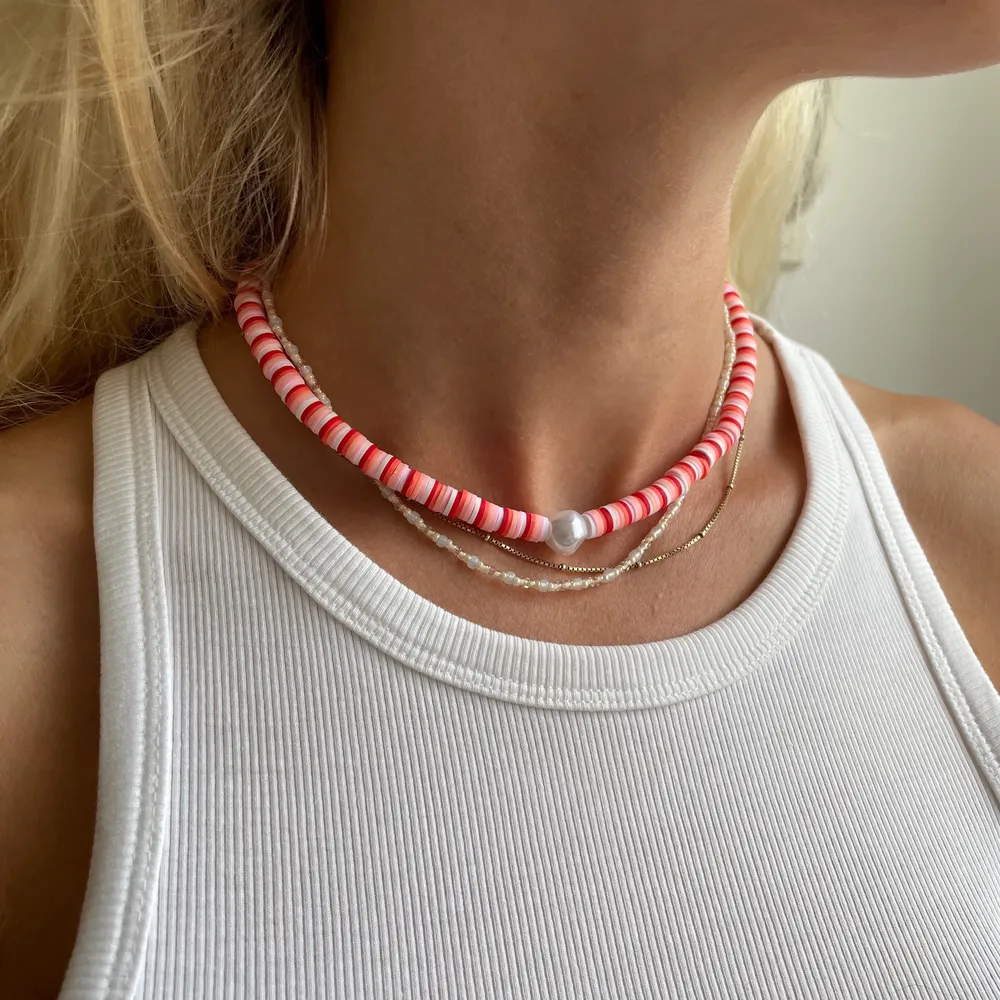 Handgjort halsband i en rosa kombination med en pärla i mitten. Förslutning bak med lås och tre ringöglor för justering. Finns fem st 💞💞💞 ENDAST ETT KVAR. Accessoarer.