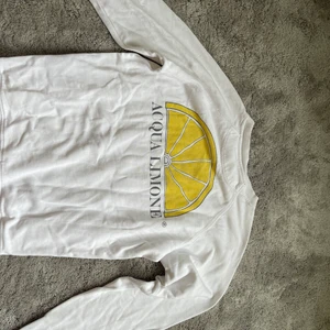 Acqua limone - Säljer en acqua limone tröja i storlek M! Andvänd fåtal gånger💛 köparen står för frakt