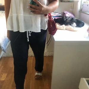 Linnebyxor - Säljer mina skitsnygga och bekväma linnebyxor👌🏻⚡️ Svårt att se i bilden men de är marinblåa och sjukt fina å passar nästan till allt❤️💕💕 