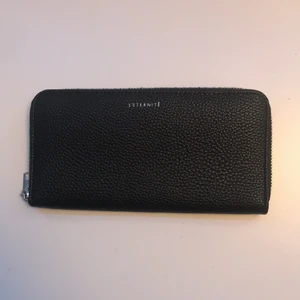 H&M Plånbok L’eternite - Plånbok i bra skick. Använd fåtal gånger. Mycket plats samt en liten ficka i mitten.  Pris kan diskuteras:)