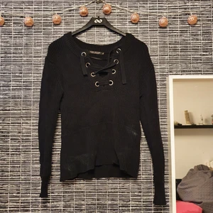 Tröja med snörning - Svart stickad rröja med snörning över bröstet