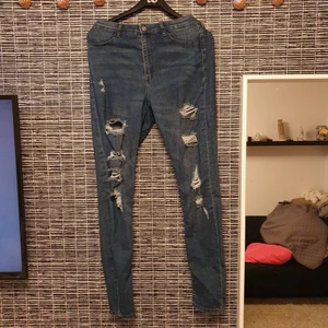 Jeans med hål - Slim fit jeans med hål på benen