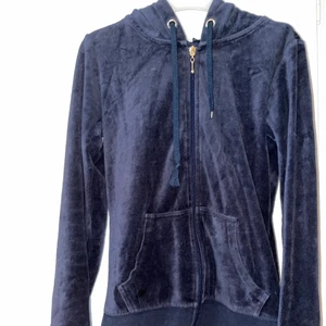 Cubus Fleecetröja - Hejsan, säljer denna fleecetröja från Cubus som köptes för 1,5år sen. Använd fåtal gånger då den inte är så sliten men har däremot tappat ena guldbrickan på bandet. Köptes för 200kr, säljer för 15kr (säljare står för frakt). Hör av dig för frågor eller mer bilder💙