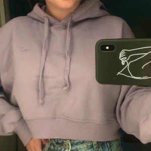 Hoddie från Hollister - Stl XS - Säljer nu denna snygga lila hoddie från Hollister som är extremt mjuk & skön. Den är använd kanske 5 gånger och i väldigt gott skick. Stl XS. Köpte den för 499kr - Säljer för 200kr. Kontakta mig eller kommentera vid intresse/frågor :) Tar endast swish