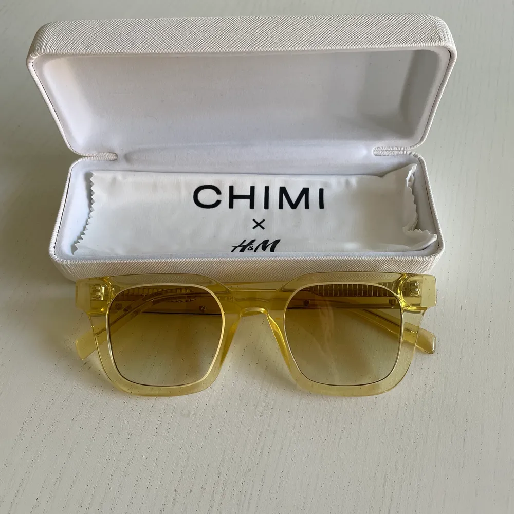 Gula solglasögon från samarbetet mellan chimi x H&M. Ljus gult glas. Aldrig använda. . Accessoarer.